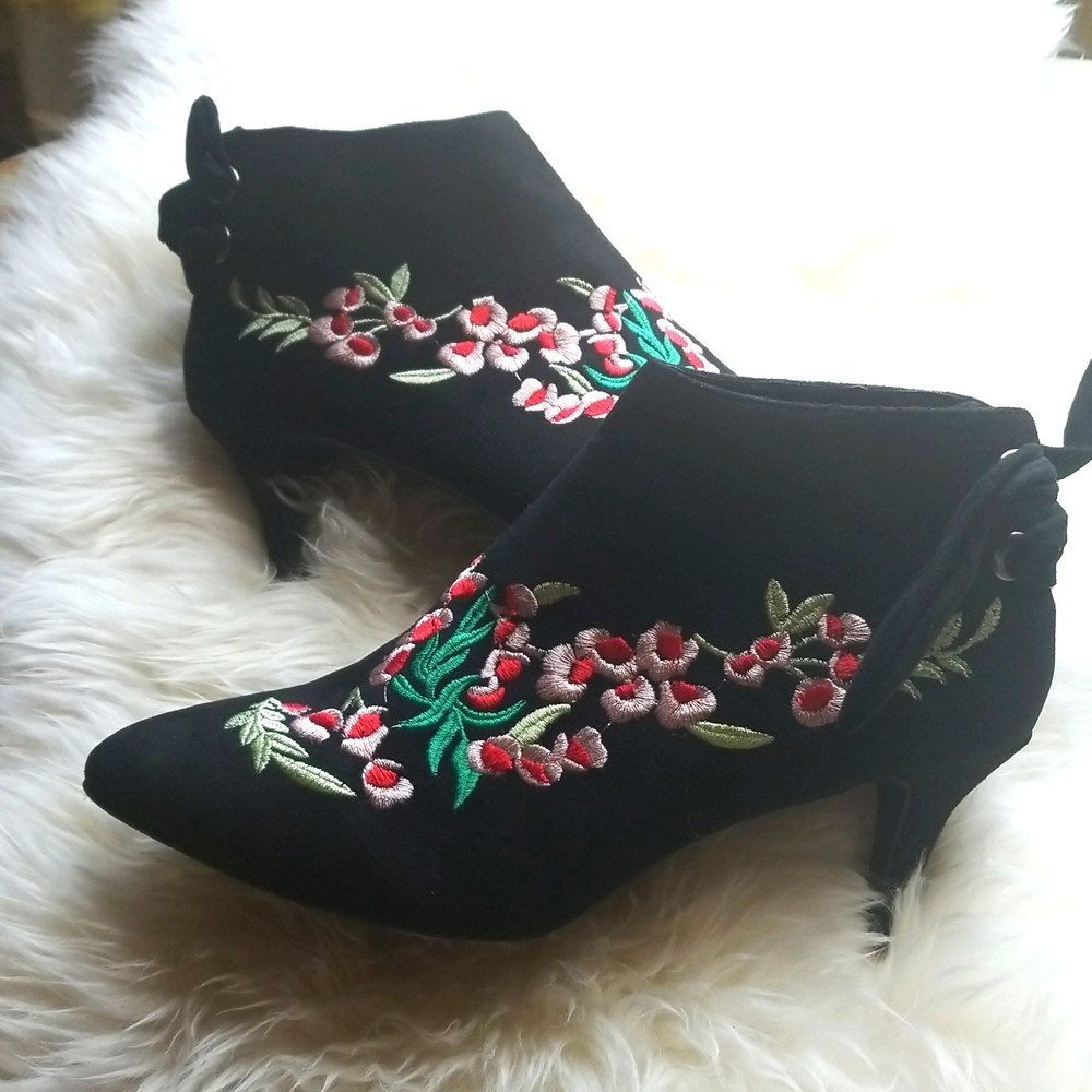 Ashro | Embroidered Black